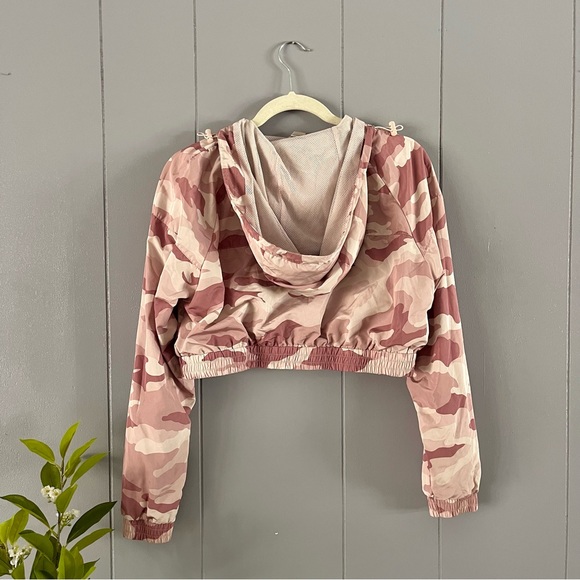 Athletic Camo Cropped Windbreaker - Picture 3 of 4
